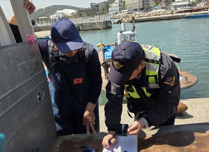 [울산=뉴시스] 박수지 기자 = 울산해양경찰서이 '승선원변동 미신고 단속 및 지명수배자 일제단속'을 벌이고 있다. (사진=울산해경 제공) 2025.05.06. photo@newsis.com *재판매 및 DB 금지