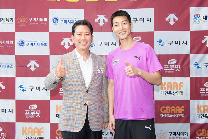[구미=뉴시스] 김장호 구미시장과 우상혁 선수. (사진=구미시 제공) 2025.05.06 photo@newsis.com *재판매 및 DB 금지