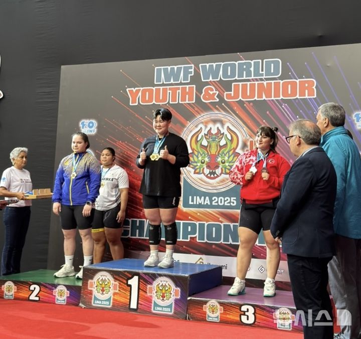 [서울=뉴시스]역도 이하은. (사진=대한역도연맹 제공)