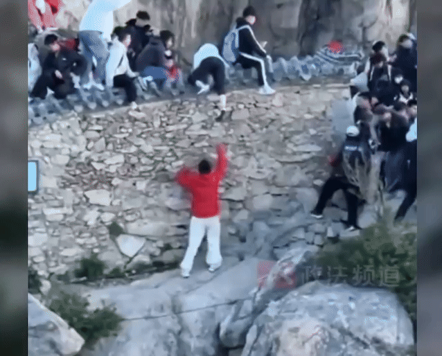 [서울=뉴시스]중국의 대표적인 명산 타이산에서 두 명의 관광객이 난간을 넘다 절벽에서 추락할 뻔한 아찔한 사고가 발생해 화제다.(사진=왕홍) *재판매 및 DB 금지