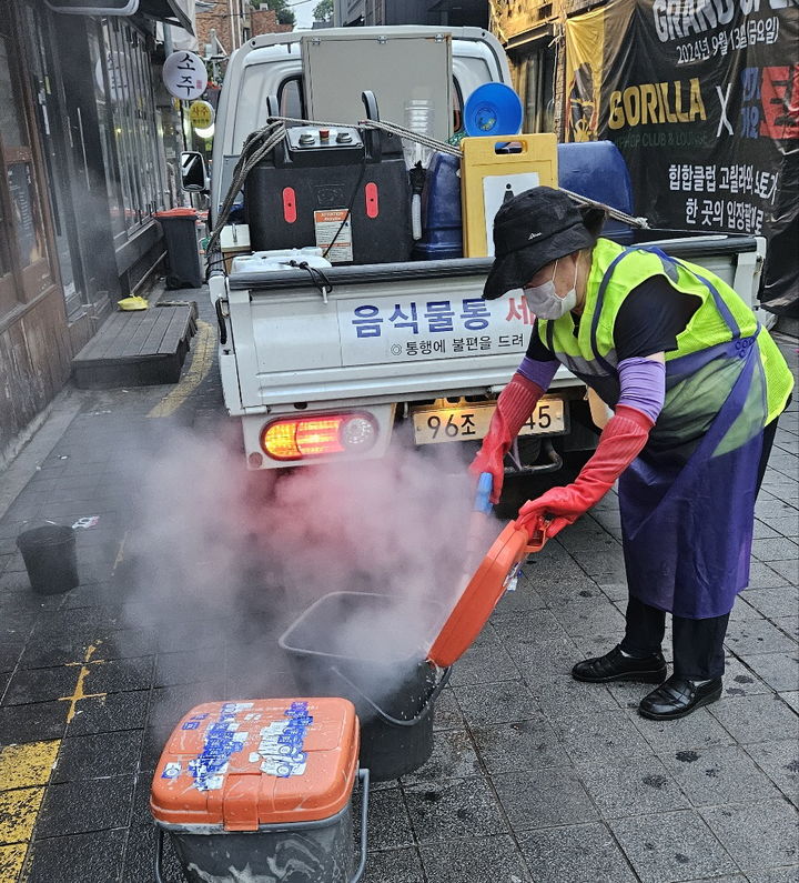 [서울=뉴시스] 2024년 음식물 전용수거용기 세척 모습. 2025.05.06. (사진=용산구 제공) *재판매 및 DB 금지