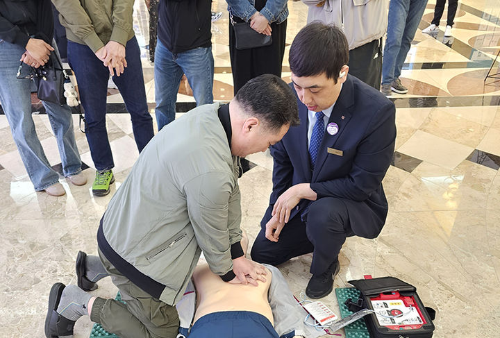 지난 4일, 강원랜드 카지노 개장 전 입장을 기다리는 고객들을 대상으로 심폐소생술(CPR) 교육을 진행하고 있다.(사진=뉴시스) *재판매 및 DB 금지