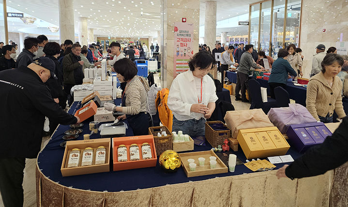 지난 4일 강원랜드 카지노 로비에서 진행되고 있는 ‘정태영삼 지역특산품 가정의 달 고객 감사 행사’ 모습.(사진=뉴시스) *재판매 및 DB 금지