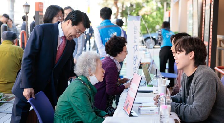 [서울=뉴시스] 2024년 어버이날. 2025.05.06. (사진=송파구 제공) *재판매 및 DB 금지