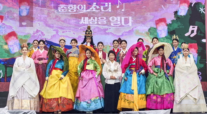 [남원=뉴시스] 지난 3일 남원 광한루원 메인부대에서 펼쳐진 제95회 춘향제 '주리화 한복 패션쇼', 올해의 춘향이들이 곱고 화려한 한복을 입은 채 사진을 찍고 있다. *재판매 및 DB 금지