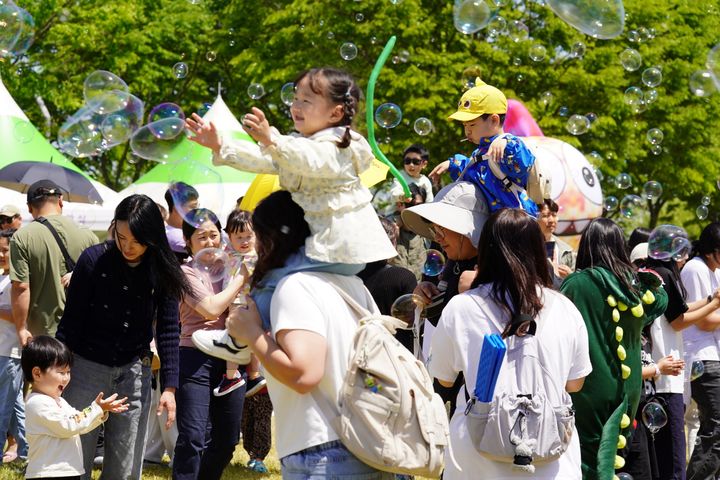[해남=뉴시스]어린이 공연 '버블댄스'. (사진=해남군 제공) 2025.05.06. photo@newsis.com *재판매 및 DB 금지