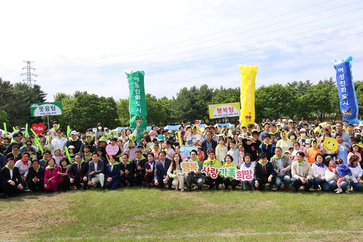 [대구=뉴시스] 대구시 달서구는 호림강나루공원에서 400가족 1500여명이 참여한 가운데 달서구여성단체협의회 주관으로 '제12회 달서가족축제’'를 개최했다. (사진=대구시 달서구 제공) 2025.05.06. photo@newsis.com *재판매 및 DB 금지