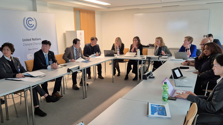 [여수=뉴시스]&nbsp; 최정기 여수부시장을 단장으로 한 여수시 방문단이 지난달 28일(현지시간) 독일 본에 위치한 UNFCCC(유엔기후변화협약) 사무국을 방문해 제33차 유엔기후변화협약 당사국총회(COP33) 유치 협력 방안 등을 논의하고 있다.&nbsp; (사진=여수시 제공).2025.05.06. photo@newsis.com&nbsp; *재판매 및 DB 금지