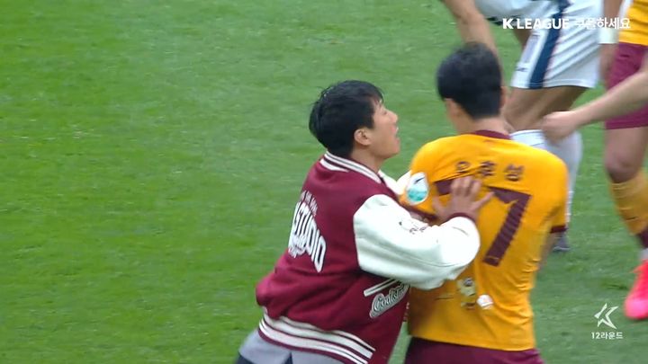 [서울=뉴시스] 프로축구 K리그1 광주FC의 이정효 감독이 오후성을 밀치는 장면. (사진=쿠팡플레이 중계화면 캡처) *재판매 및 DB 금지