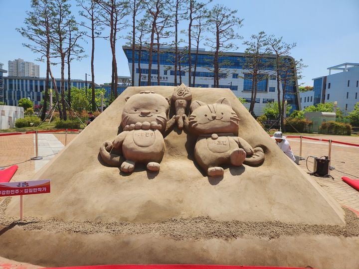 [진주=뉴시스]지난 2일 제64회 경상남도민체육대회 개회식을 앞두고 진주시 인기 캐릭터 ‘하모와 아요’를 한국 최초 모래조각가 김길만 모래조각 작품이 진주종합경기장 야외전시장 전시돼 큰 인기를 모으고 있다.(사진=한국모래예술학교 제공).2025.05.06.photo@newsis.com *재판매 및 DB 금지