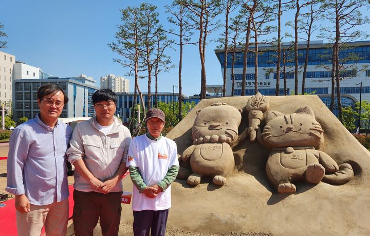 [진주=뉴시스]지난 2일 제64회 경상남도민체육대회 개회식을 앞두고 진주시 인기 캐릭터 ‘하모와 아요’를 한국 최초 모래조각가 김길만 모래조각 작품이 진주종합경기장 야외전시장 전시돼 큰 인기를 모으고 있다.(사진=한국모래예술학교 제공).2025.05.06.photo@newsis.com *재판매 및 DB 금지