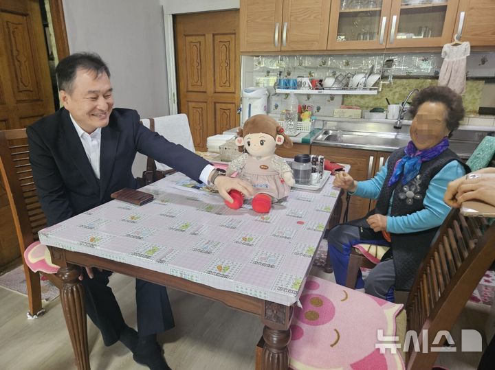 [포항=뉴시스] 송종욱 기자 = 포항시는 어버이날을 앞둔 지난 2일 홀몸 어르신 가정을 방문해 안부를 묻고 AI 돌봄 로봇을 점검했다. 사진은 AI 돌봄 로봇을 점검하는 모습. (사진=포항시 제공) 2025.05.06. photo@newsis.com