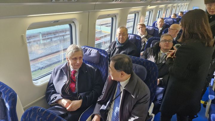 [창원=뉴시스]2024년 11월30일 얀 피셔(왼쪽) 체코 전 총리 등 체코방문단 경남 창원을 방문해 현대로템의 고속열차에 시승하고 있는 모습.오른쪽은 허성무 의원.(사진=허성무 의원실 제공) 2025.05.06.photo@newsis.com *재판매 및 DB 금지