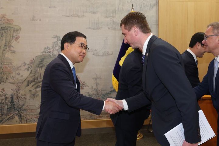 [창원=뉴시스]2025년 2월18일 루카쉬 블첵 체코 산업부 장관이 국회를 방문해 허성무(왼쪽) 의원과 악수를 하는 모습. (사진=허성무 의원실 제공) 2025.05.06.photo@newsis.com *재판매 및 DB 금지