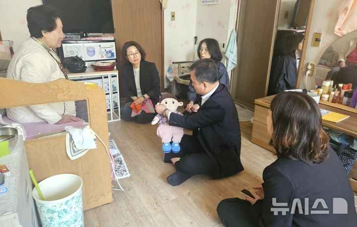 [포항=뉴시스] 송종욱 기자 = 지난 2일 어버이날을 앞두고 포항시 어르신맞춤돌봄서비스 담당 공무원과 생활지원사가 홀몸 어르신 가정을 방문해 안부를 묻고 AI 돌봄 로봇을 점검했다. 사진은 AI 돌봄 로봇을 점검하는 모습. (사진=포항시 제공) 2025.05.06. photo@newsis.com