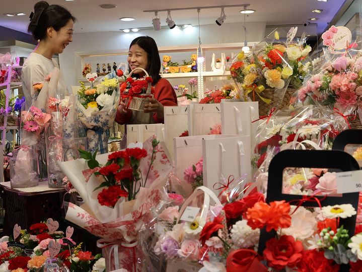 [대구=뉴시스] 롯데백화점 대구점은 어버이날을 앞두고 '플레르디' 매장에서 선물용 카네이션을 선보인다. (사진 = 롯데백화점 제공) 2025.05.06. photo@newsis.com *재판매 및 DB 금지