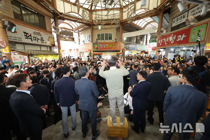 [영동=뉴시스] 조성봉 기자 = 민심을 청취하는 '경청 투어'에 나선 이재명 더불어민주당 대선후보가 6일 충북 영동군 영동전통시장에서 즉흥 연설을 하고 있다.2025.05.06. suncho21@newsis.com