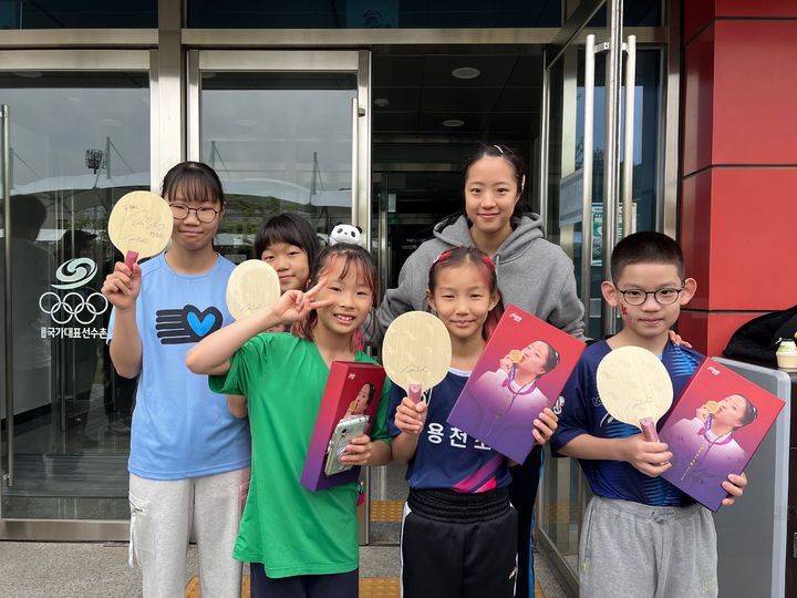 [서울=뉴시스] 신유빈(대한항공), 어린이날 맞아 탁구 꿈나무 선수들에게 '신유빈 탁구 라켓' 선물. (사진=GNS 제공) *재판매 및 DB 금지