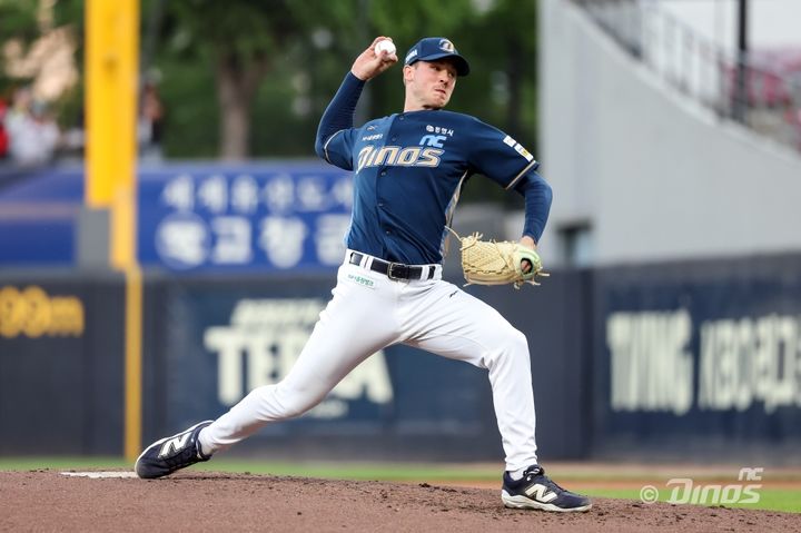 [서울=뉴시스] 프로야구 NC 다이노스 라일리 톰슨이 지난달 30일 광주-기아 챔피언스필드에서 열린 2025 신한 쏠뱅크 KBO리그 KIA 타이거즈와의 경기에 선발 등판해 공을 던지고 있다. (사진=NC 다이노스 제공) 2025.04.30. *재판매 및 DB 금지