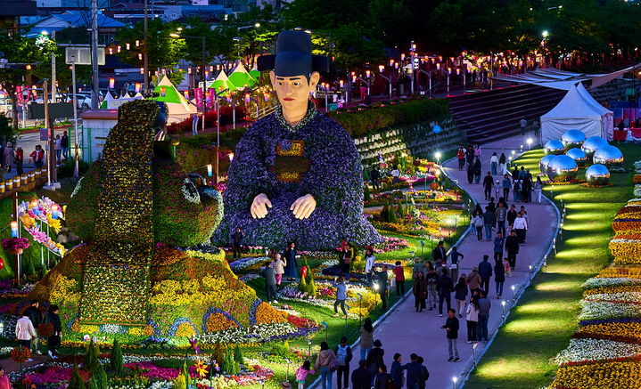 [남원=뉴시스] 김종효 기자 = 지난 5일 '제95회 춘향제'가 열리고 있는 남원 요천변 일원의 꽃밭, 형형색색 꽃으로 장식된 성춘향·이몽룡의 대형 조형물이 방문객들의 시선을 끌고 있다. (사진=남원시 제공) 2025.05.06. photo@newsis.com&nbsp; *재판매 및 DB 금지