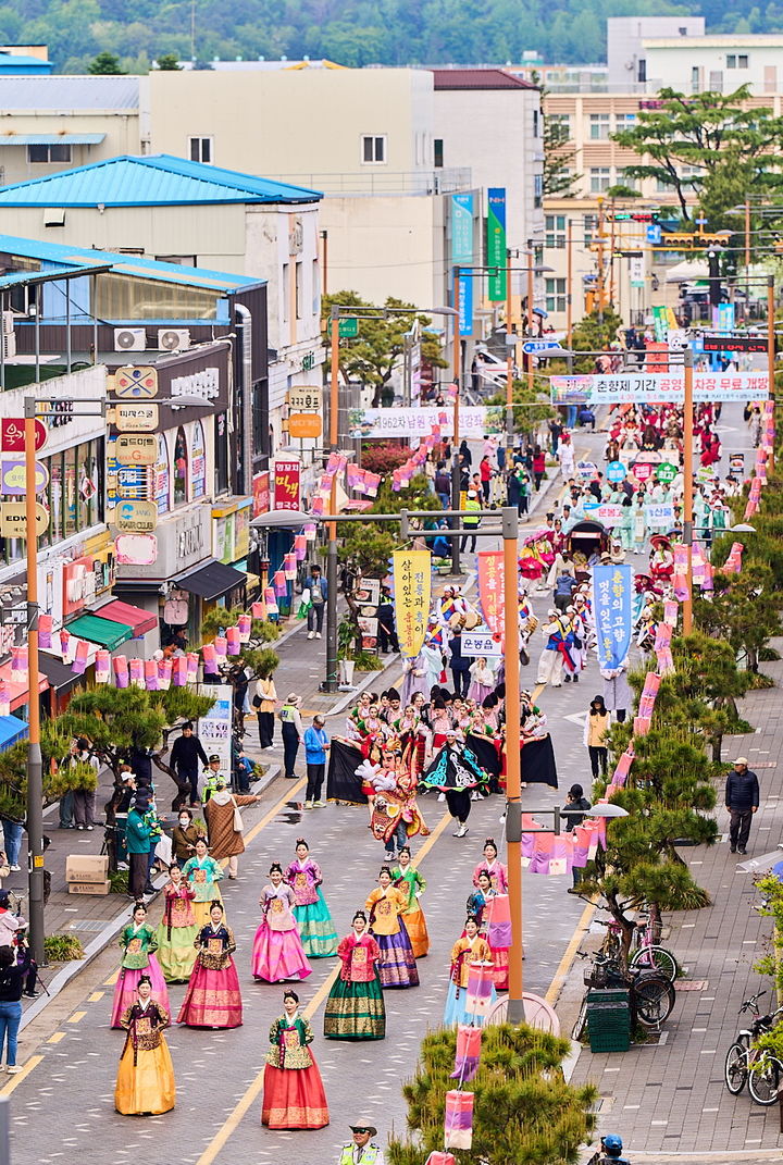 [남원=뉴시스] 김종효 기자 = 지난 5일 '제95회 춘향제'가 열리고 있는 남원 광한루원 일원의 대동길놀이, 긴 퍼레이드 행렬을 올해의 춘향이들이 이끌고 있다. (사진=남원시 제공) 2025.05.06. photo@newsis.com *재판매 및 DB 금지