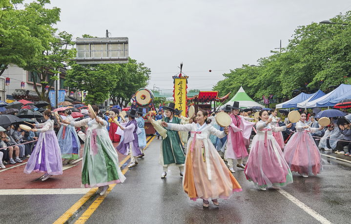 [남원=뉴시스] 김종효 기자 = 지난 5일 '제95회 춘향제'가 열리고 있는 남원 광한루원 일원의 대동길놀이, 신관사또 부임행렬 앞에서 신나는 소고춤 공연이 펼쳐지고 있다. (사진=남원시 제공) 2025.05.06. photo@newsis.com&nbsp; *재판매 및 DB 금지