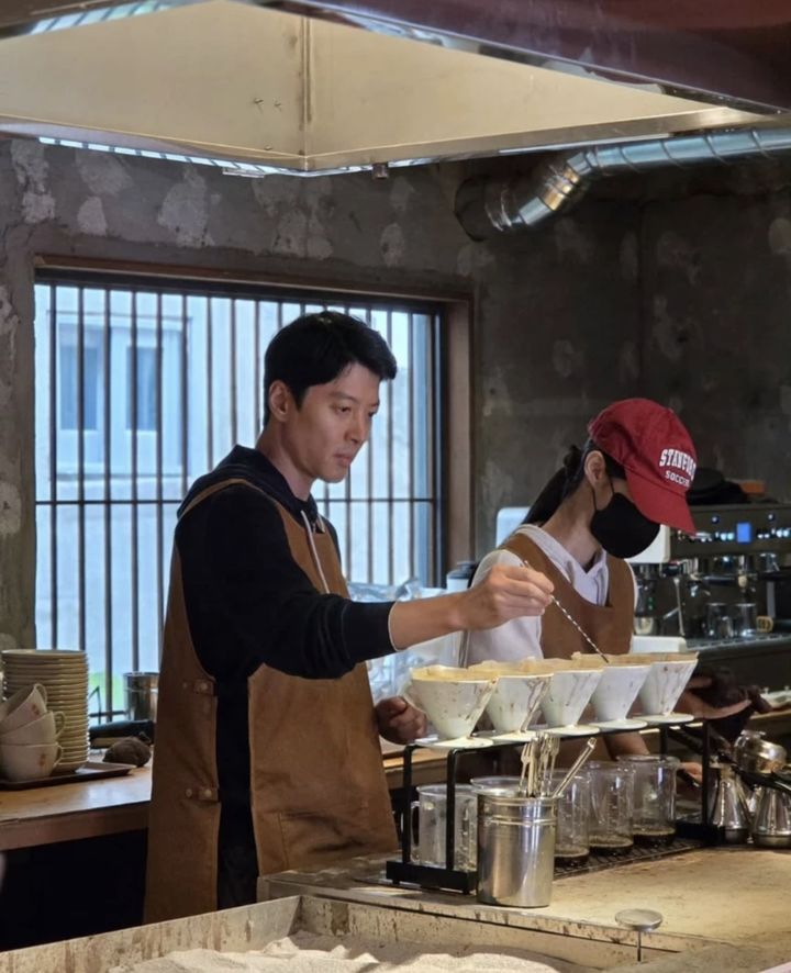 [서울=뉴시스] 이동건(왼쪽). (사진=이동건 인스타그램 캡처) 2025.05.07. photo@newsis.com *재판매 및 DB 금지