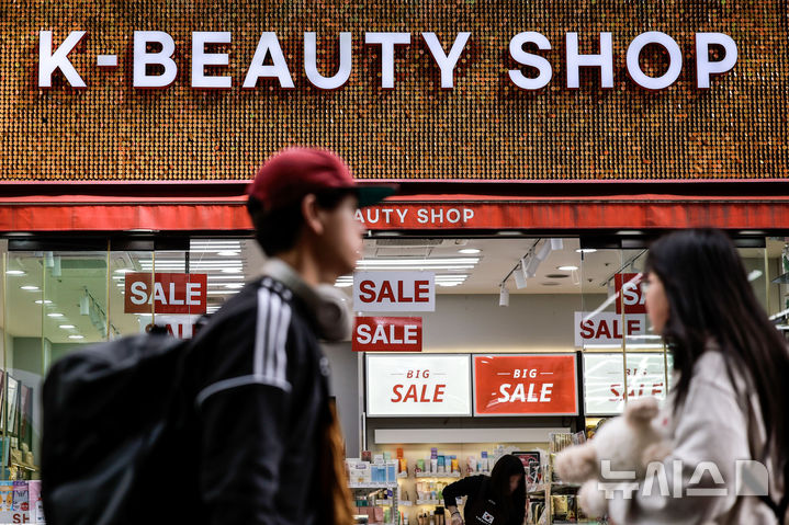[서울=뉴시스] 정병혁 기자 = 6일 서울 중구 명동을 찾은 외국인 여행객들이 화장품 매장 앞을 지나고 있다. 지난해 해외 소비자가 오픈마켓 등을 통해 구매한 화장품 등 "K뷰티' 상품 규모가 10억 달러에 육박한 것으로 나타났다. 지난해 향료·화장품 해외 역직구 금액은 9억7천300만 달러로 집계됐다. 2019년 이후 5년만에 17배 넘게 확대됐다. 2025.05.06. jhope@newsis.com