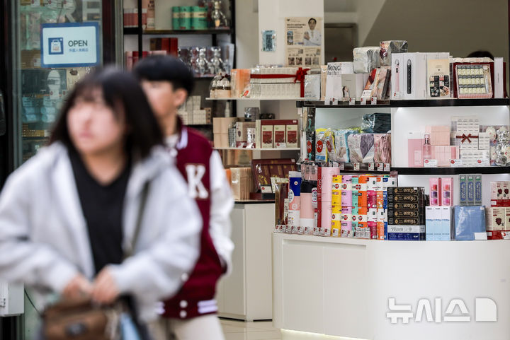 [서울=뉴시스] 정병혁 기자 = 6일 서울 중구 명동을 찾은 외국인 여행객들이 화장품 매장 앞을 지나고 있다. 지난해 해외 소비자가 오픈마켓 등을 통해 구매한 화장품 등 "K뷰티' 상품 규모가 10억 달러에 육박한 것으로 나타났다. 지난해 향료·화장품 해외 역직구 금액은 9억7천300만 달러로 집계됐다. 2019년 이후 5년만에 17배 넘게 확대됐다. 2025.05.06. jhope@newsis.com