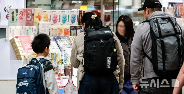 [서울=뉴시스] 정병혁 기자 = 6일 서울 중구 명동에 위치한 화장품 매장을 찾은 외국인 여행객들이 화장품을 살펴보고 있다. 2025.05.06. jhope@newsis.com