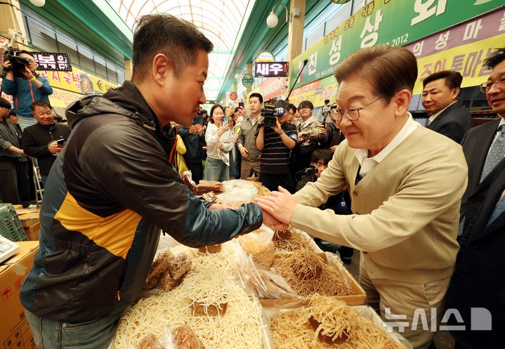 [증평=뉴시스] 조성봉 기자 = 민심을 청취하는 '경청 투어'에 나선 이재명 더불어민주당 대선후보가 6일 충북 증평군 장뜰시장을 찾아 상인과 인사를 하고 있다. 2025.05.06. suncho21@newsis.com