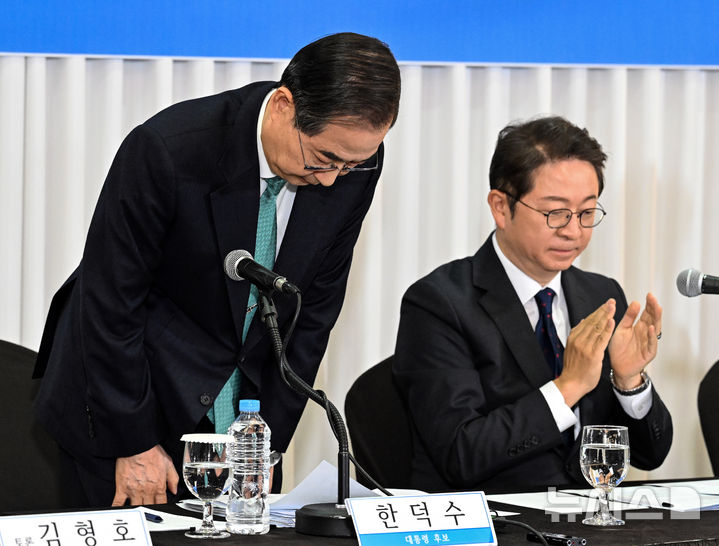 [서울=뉴시스] 국회사진기자단 = 무소속 한덕수 대통령선거 예비후보가 6일 서울 중구 코리아나호텔에서 열린 관훈토론회에서 기조연설에 앞서 인사를 하고 있다. 2025.05.06. photo@newsis.com