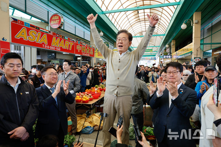 [증평=뉴시스] 조성봉 기자 = 민심을 청취하는 '경청 투어'에 나선 이재명 더불어민주당 대선후보가 6일 충북 증평군 장뜰시장에서 즉흥 연설을 하고 있다.(공동취재) 2025.05.06. photo@newsis.com