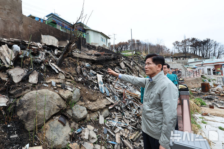 [영덕=뉴시스] 권창회 기자 = 김문수 국민의힘 대선 후보가 6일 산불피해가 있었던 경북 영덕군 석리따개비마을을 방문해 산불피해상황을 살피고 있다. 2025.05.06. kch0523@newsis.com