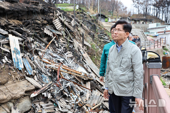[영덕=뉴시스] 권창회 기자 = 김문수 국민의힘 대선 후보가 6일 산불피해가 있었던 경북 영덕군 석리따개비마을을 방문해 산불피해상황을 살피고 있다. 2025.05.06. kch0523@newsis.com
