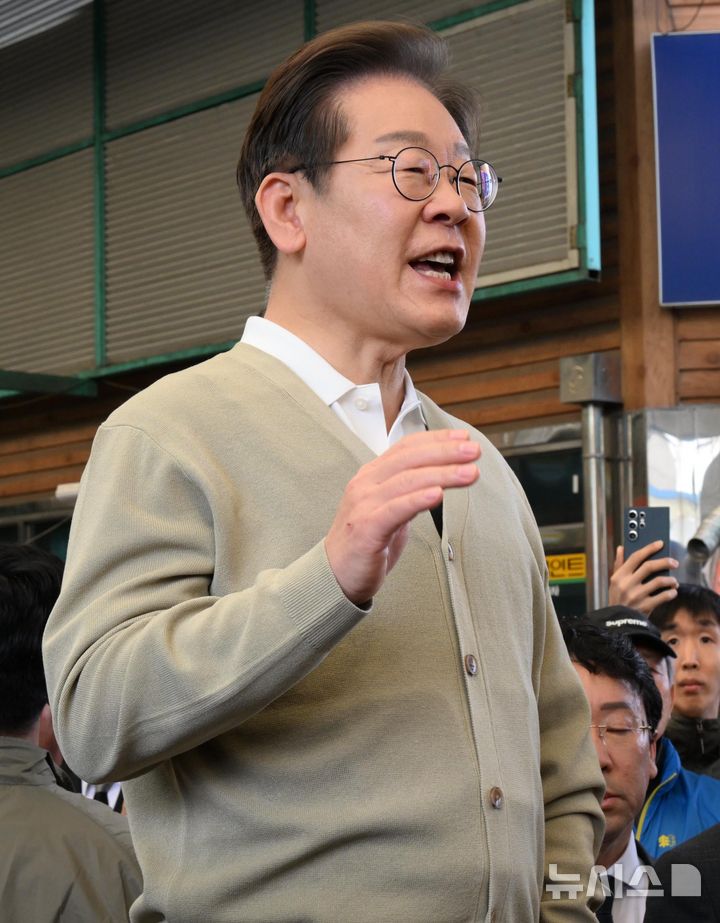 [증평=뉴시스] 조성봉 기자 = 민심을 청취하는 '경청 투어'에 나선 이재명 더불어민주당 대선후보가 6일 충북 증평군 장뜰시장에서 즉흥 연설을 하고 있다.(공동취재) 2025.05.06. photo@newsis.com