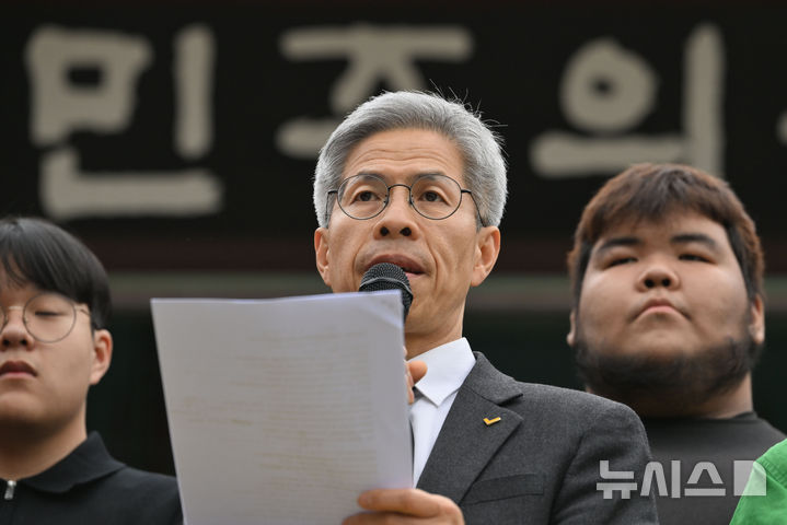 [광주=뉴시스] 이영주 기자 = 권영국 민주노동당 대선후보가 6일 오전 광주 북구 운정동 국립5·18민주묘지에서 기자회견을 열어 출마의 변을 밝히고 있다. 2025.05.06. leeyj2578@newsis.com