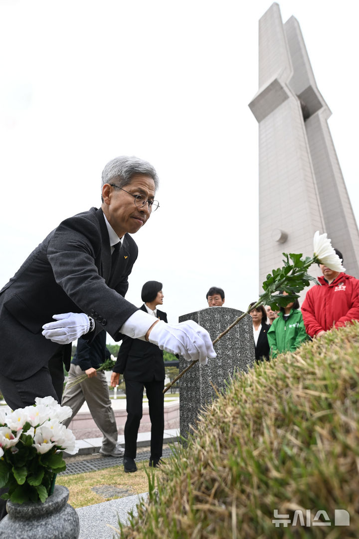 [광주=뉴시스] 이영주 기자 = 권영국 민주노동당 대선후보가 6일 오전 광주 북구 운정동 국립5·18민주묘지에서 5·18시민군 대변인 고(故) 윤상원 열사의 묘소를 참배, 헌화하고 있다. 2025.05.06. leeyj2578@newsis.com