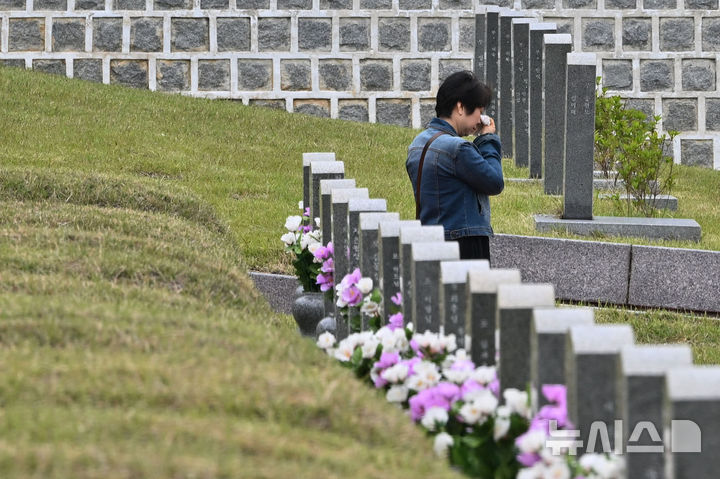 [광주=뉴시스] 이영주 기자 = 5·18민주화운동 45주기를 12일 앞둔 6일 오전 광주 북구 운정동 국립5·18민주묘지에서 한 추모객이 참배 도중 눈물을 닦고 있다. 2025.05.06. leeyj2578@newsis.com