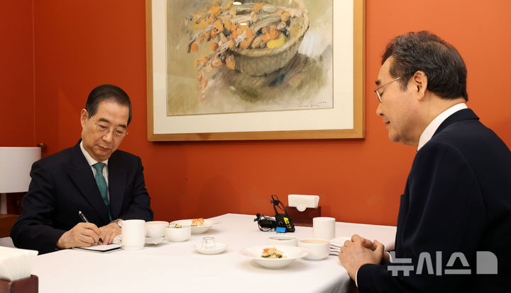 [서울=뉴시스] 정병혁 기자 = 한덕수 무소속 대통령 선거 예비 후보와 이낙연 새미래민주당 상임고문이 6일 서울 중구 달개비 컨퍼런스하우스에서 오찬회동을 하고 있다 (공동취재) 2025.05.06. photo@newsis.com