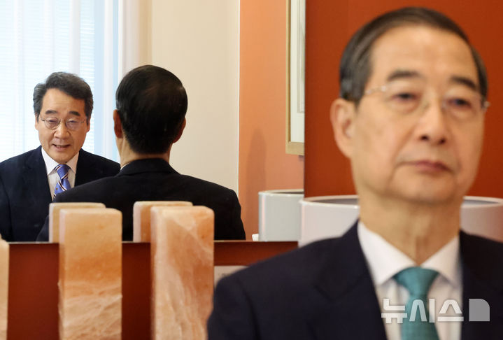 [서울=뉴시스] 정병혁 기자 = 한덕수 무소속 대통령 선거 예비 후보와 이낙연 새미래민주당 상임고문이 6일 서울 중구 달개비 컨퍼런스하우스에서 오찬회동을 하고 있다 (공동취재) 2025.05.06. photo@newsis.com