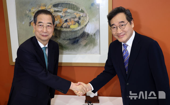 [서울=뉴시스] 정병혁 기자 = 한덕수 무소속 대통령 선거 예비 후보와 이낙연 새미래민주당 상임고문이 6일 서울 중구 달개비 컨퍼런스하우스에서 오찬회동에 앞서 기념촬영을 하고 있다 (공동취재) 2025.05.06. photo@newsis.com