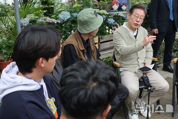 [보은=뉴시스] 조성봉 기자 = 이재명 대통령 대선 후보 시절청년 농업인들과 간담회 모습. (공동취재) 2025.05.06. photo@newsis.com