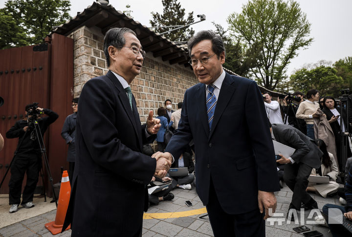 [서울=뉴시스] 정병혁 기자 = 한덕수 무소속 대통령 선거 예비 후보와 이낙연 새미래민주당 상임고문이 6일 서울 중구 달개비 컨퍼런스하우스에서 오찬회동 마친 뒤 인사를 나누고 있다. 2025.05.06. jhope@newsis.com