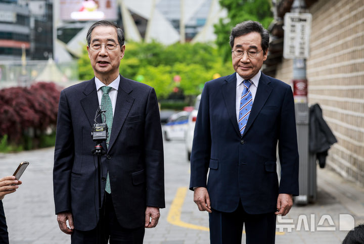 [서울=뉴시스] 정병혁 기자 = 한덕수 무소속 대통령 선거 예비 후보가 6일 서울 중구 달개비 컨퍼런스하우스에서 이낙연 새미래민주당 상임고문이 오찬회동 마친 뒤 취재진에게 입장을 밝히고 있다. 2025.05.06. jhope@newsis.com