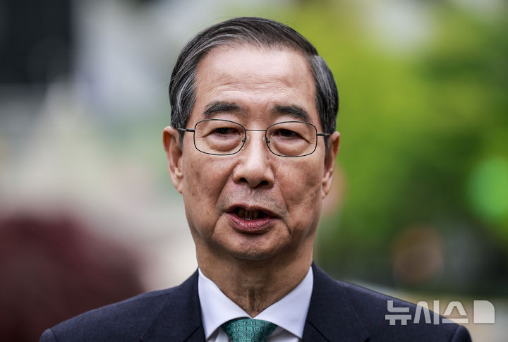 [서울=뉴시스] 정병혁 기자 = 한덕수 무소속 대통령 선거 예비 후보가 6일 서울 중구 달개비 컨퍼런스하우스에서  이낙연 새미래민주당 상임고문이 오찬회동 마친 뒤 취재진에게 입장을 밝히고 있다. 2025.05.06. jhope@newsis.com