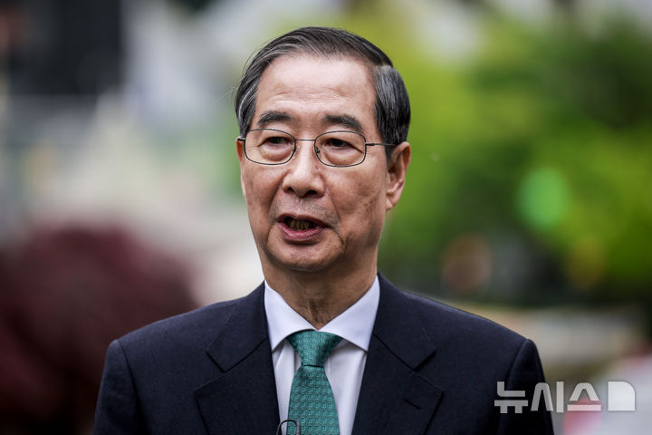 [서울=뉴시스] 정병혁 기자 = 한덕수 무소속 대통령 선거 예비 후보가 6일 서울 중구 달개비 컨퍼런스하우스에서&nbsp; 이낙연 새미래민주당 상임고문이 오찬회동 마친 뒤 취재진에게 입장을 밝히고 있다. 2025.05.06. jhope@newsis.com