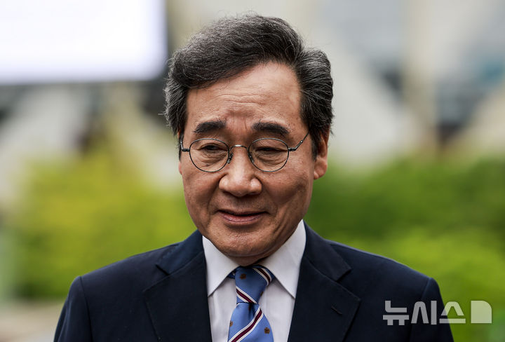 [서울=뉴시스] 정병혁 기자 = 이낙연 새미래민주당 상임고문이 지난 6일 서울 중구 달개비 컨퍼런스하우스에서 한덕수 무소속 대통령 선거 예비 후보 오찬회동 마친 뒤 취재진에게 입장을 밝히고 있다. 2025.05.06. jhope@newsis.com