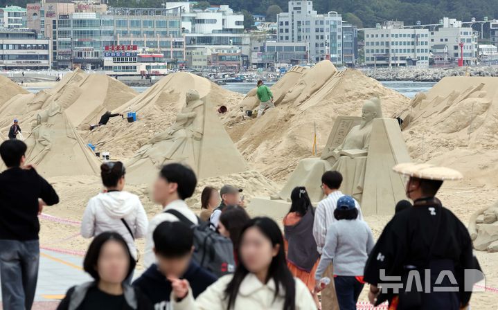 [부산=뉴시스] 하경민 기자 = 황금연휴 마지막 날인 6일 부산 해운대구 해운대해수욕장을 찾은 시민과 관광객들이 나들이를 즐기고 있는 가운데 백사장에는 모래작가들이 작품을 만들고 있다. 해운대구는 오는 16~19일 '2025년 해운대 모래축제'를 개최한다. 올해 20주년을 맞은 모래축제는 '모래로 만나는 K-컬처'를 주제로 14명의 해외 모래 작가가 제작한 총 20여 개의 작품을 선보인다. 2025.05.06. yulnetphoto@newsis.com