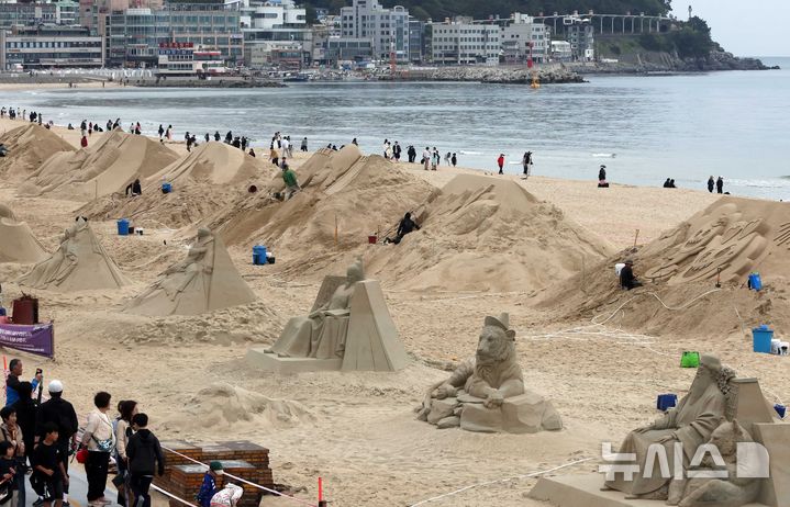 [부산=뉴시스] 하경민 기자 = 황금연휴 마지막 날인 6일 부산 해운대구 해운대해수욕장을 찾은 시민과 관광객들이 나들이를 즐기고 있는 가운데 백사장에는 모래작가들이 작품을 만들고 있다. 해운대구는 오는 16~19일 '2025년 해운대 모래축제'를 개최한다. 올해 20주년을 맞은 모래축제는 '모래로 만나는 K-컬처'를 주제로 14명의 해외 모래 작가가 제작한 총 20여 개의 작품을 선보인다. 2025.05.06. yulnetphoto@newsis.com